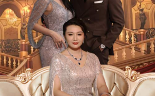 短剧《开局认亲后，保洁老妈曝光了身家（100集全）》免费观看